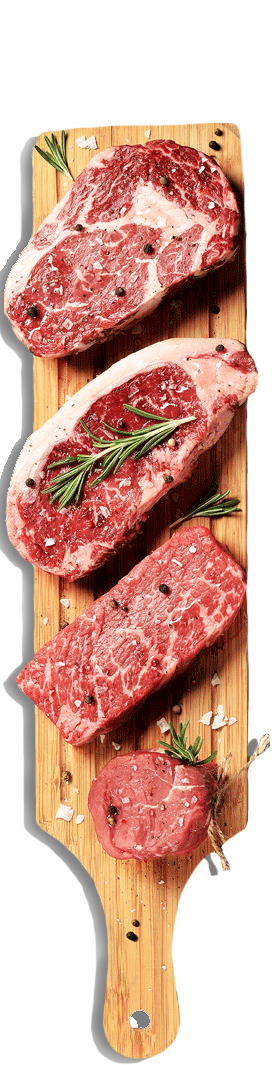 Holzbrett mit saftigen Steaks